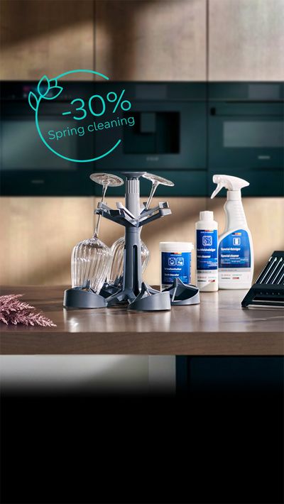 P&aring; en k&oslash;kken&oslash; i et moderne k&oslash;kken er der udstillet tilbeh&oslash;r til opvaskemaskine og reng&oslash;ringsprodukter. Billedet har teksten "-30 % Spring cleaning".