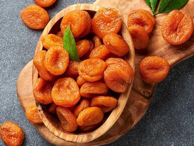 Cuenco de madera con albaricoques deshidratados 