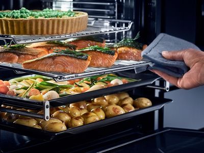 Aprovecha todas las alturas de tu horno para cocinar el pescado y su guarnici&oacute;n