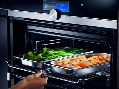 Cocinado simult&aacute;neo de salm&oacute;n y verduras en dos medias bandejas para cocci&oacute;n al vapor.