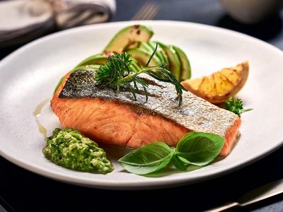 Plato de salm&oacute;n al horno con hierbas frescas, lim&oacute;n y aguacate.