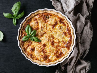Quiche casera reci&eacute;n horneada en un horno Siemens, perfecta para un brunch o comida ligera 