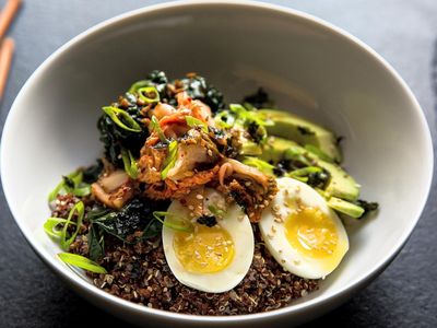 Bol de cereales integrados mixtos con aguacate, kimchi de col rizada y huevo cocido 