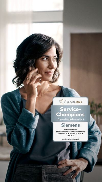 Femme souriante en cardigan bleu parlant au t&eacute;l&eacute;phone dans une maison &eacute;l&eacute;gante.  