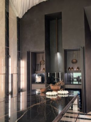 Cocina con isla en colores oscuros que inspirada en un refectorio conventual