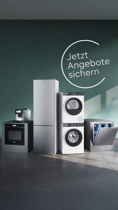 Moderne Hausger&auml;te von Siemens in einem hellen Raum mit gr&uuml;nem Hintergrund, darunter ein K&uuml;hlschrank, ein Backofen, eine Kaffeemaschine, ein gestapelter Waschtrockner und ein ge&ouml;ffneter Geschirrsp&uuml;ler mit sichtbarem Geschirr, dazu der Text 'Jetzt Angebote sichern' 