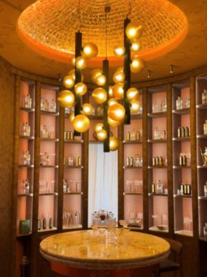 Detalle de un espacio de bar semicircular integrado en la cocina