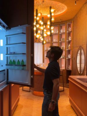 Asempe observa la gran capacidad interior del frigor&iacute;fico integrado de 70 cm de ancho oculto tras una puerta del mueble de cocina 