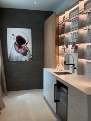 Vinoteca instalada bajo encimera en la zona para vinos del espacio Doimo Cucine