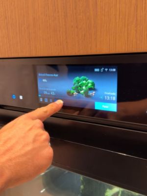 El display del horno con IA reconoce el alimento que Asempe acaba de introducir en su interior