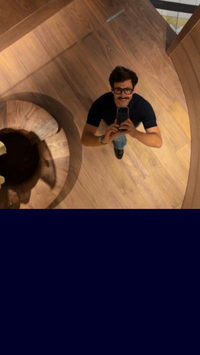 Divertido juego visual en el que Asempe fotograf&iacute;a su reflejo en el espejo del techo