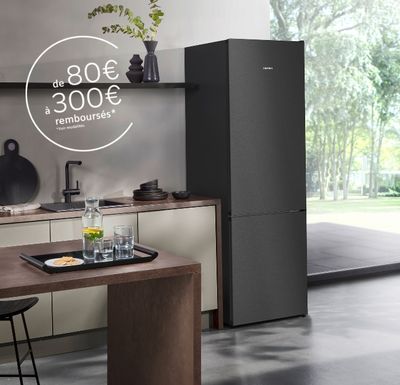 Cuisine sombre et moderne pr&eacute;sentant un r&eacute;frig&eacute;rateur une porte noir