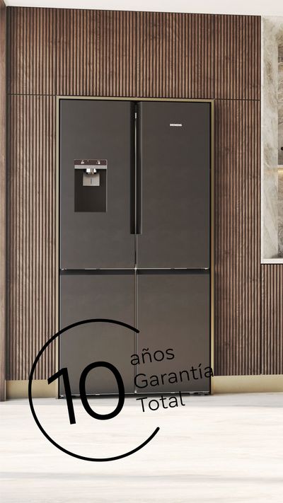 Frigor&iacute;fico multipuerta Siemens empotrado en un mueble en un dise&ntilde;o de cocina moderno