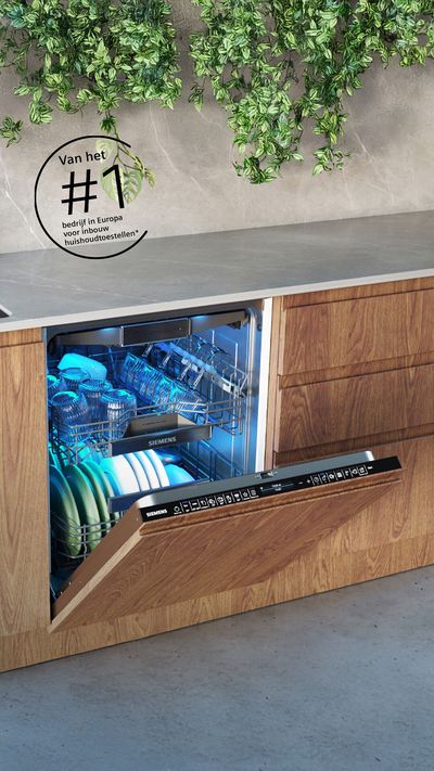 Een moderne keuken met een open, ingebouwde Siemens vaatwasser