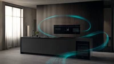 Cucina moderna con mobili scuri, elettrodomestici da incasso, ampia finestra con tende trasparenti ed effetti di luce blu vorticosa.