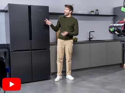 Ein Content Creator steht vor einem Siemens K&uuml;hlschrank und dreht ein Beratungsvideo