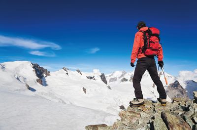 Man op een berg in de sneeuw om aan te geven dat het gaat om outdoor kleding