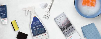 Akcesoria do czyszczenia lezace na blacie