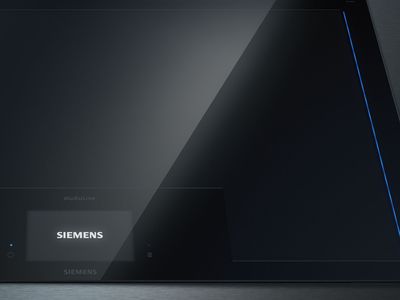 Piano cottura con display e luce blu studioLine di Siemens