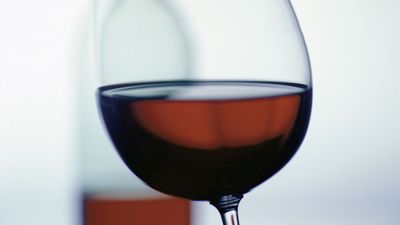 Nahaufnahme eines gefüllten Rotweinglases