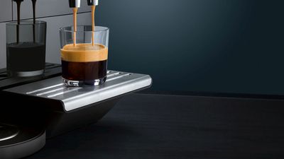 Mit einem Siemens Kaffeevollautomat wird eine Tasse Kaffee frisch aufgebrüht
