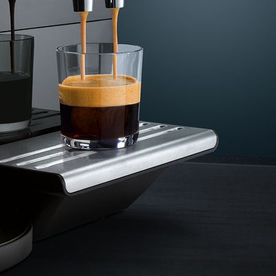 Et glas fyldes med espresso fra en Siemens espressomaskine