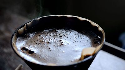 Et kaffefilter fyldt med finmalet kaffe og vand
