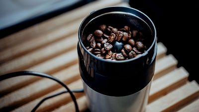 Kahvipavuilla täytetty sähköinen kahvimylly