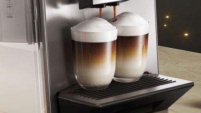 Zwei Gläser Latte Macchiato werden mit einem Siemens Kaffeevollautomaten frisch zubereitet