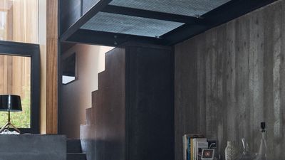 La facciata di le 107 è un divertente collage di lastre di metallo, legno, cemento grezzo e mattoni grigi. Raccontaci dei materiali che hai scelto per la tua casa.