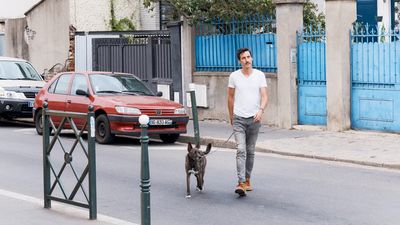 Antonin Ziegler en compagnie de son chien dans les rues de Paris