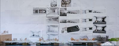 Moodboard-Visualisierungen an der Wand und mehrere architektonische Modelle davor