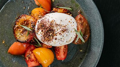 L'insalata di pomodori e pesche noci è un piatto semplice e veloce, adatto per tutti i gusti