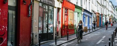 Linda sulla sua bici per le strade di Parigi