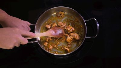 preparación arroz con pollo y kimchi