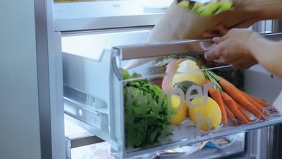 Conservez vos aliments jusqu'à trois fois plus longtemps avec les réfrigérateurs-congélateurs dotés de la technologie hyperFresh.