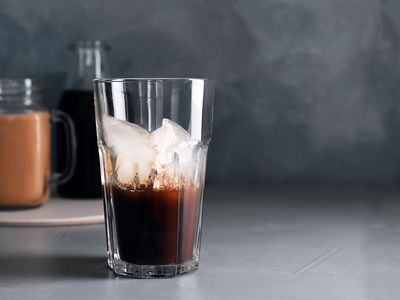 Cold Brew Kaffee in einem Glas mit Eiswürfeln