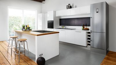 Kücheninspiration mit einer klassisch modernen Küche in Weiß mit Holzdetails.