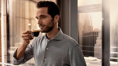 Ein Mann trinkt einen Kaffee vor dem Sport