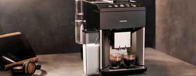 Siemens EQ.500 Kaffeevollautomat steht auf einem Tisch