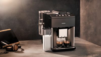 Siemens EQ.500 Kaffeevollautomat steht auf einem Tisch