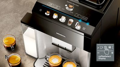 Kaffeezubereitung mit dem Kaffeevollautomaten EQ.500 von Siemens.
