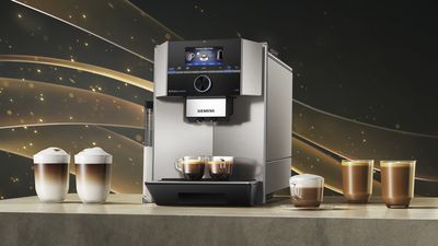 Der Siemens EQ.9 plus Kaffeevollautomat in der Frontansicht mit verschiedenen Kaffeegetränken.