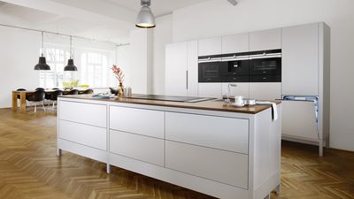 Kücheninspiration mit einer modernen Küche in Weiß mit Küchenzeile und Kücheninsel.