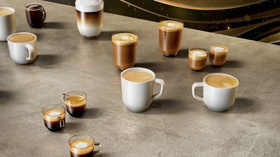 Siemens: Kaffeebecher und -gläser mit verschiedenen Kaffeegetränken auf einer Arbeitsplatte