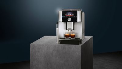 Siemens Kaffeevollautomat bei der Zubereitung von zwei Espressi gleichzeitig