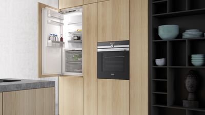 Встраиваемые холодильно-морозильные комбинации Siemens для максимальной свободы в оформлении кухни.