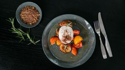 Découvrez la recette de salade à la tomate et aux nectarines de Linda, chef freelance à Paris. 