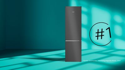 Siemens freistehende Kühl-Gefrier-Kombination Frontansicht in einem Petrolfarbenen Raum