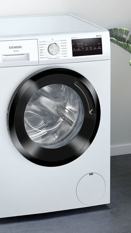 Frontansicht einer iQ300 Waschmaschine mit Stiftung Warentest Logo